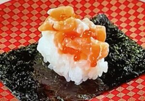 魚べい「サーモン塩こうじ海苔包み」