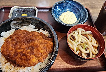 オモウマい店、群馬県高崎市「たれかつ丼セット小うどん付き680円」